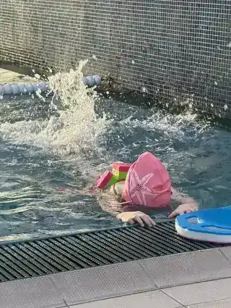 Copii la curs de înot în bazinul Aqua Day Spa